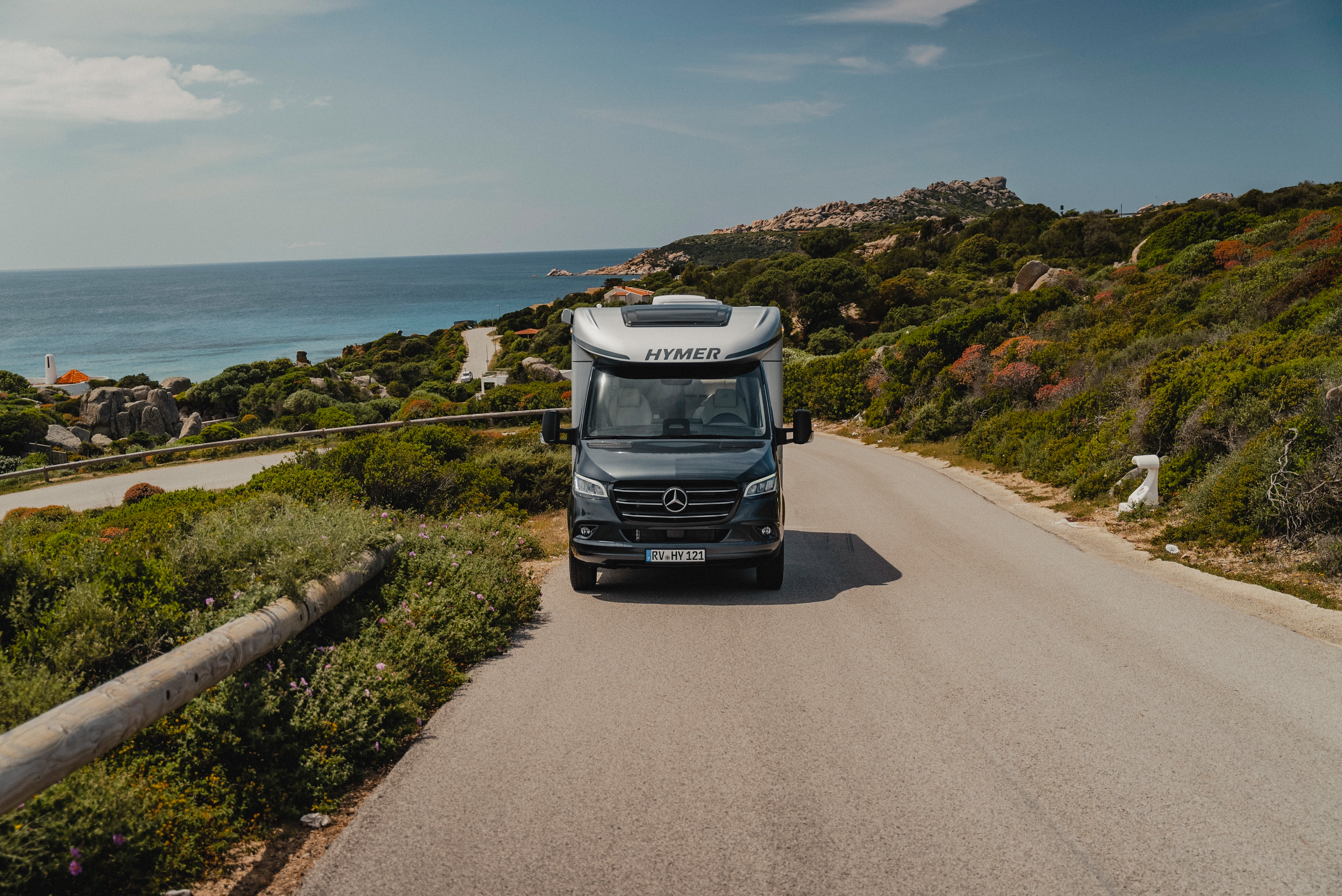 The impressive front of the HYMER B-MC T combines stylish elegance and aerodynamic design with the iconic Mercedes-Benz emblem. Experience comfort and cutting-edge technology that turns every journey into a luxurious adventure.