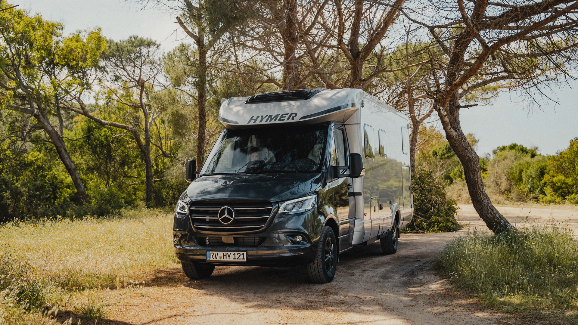 The HYMER B-MC T seamlessly combines the elegant Mercedes-Benz cab with the dynamic structure to create optimal harmony in design and technology.