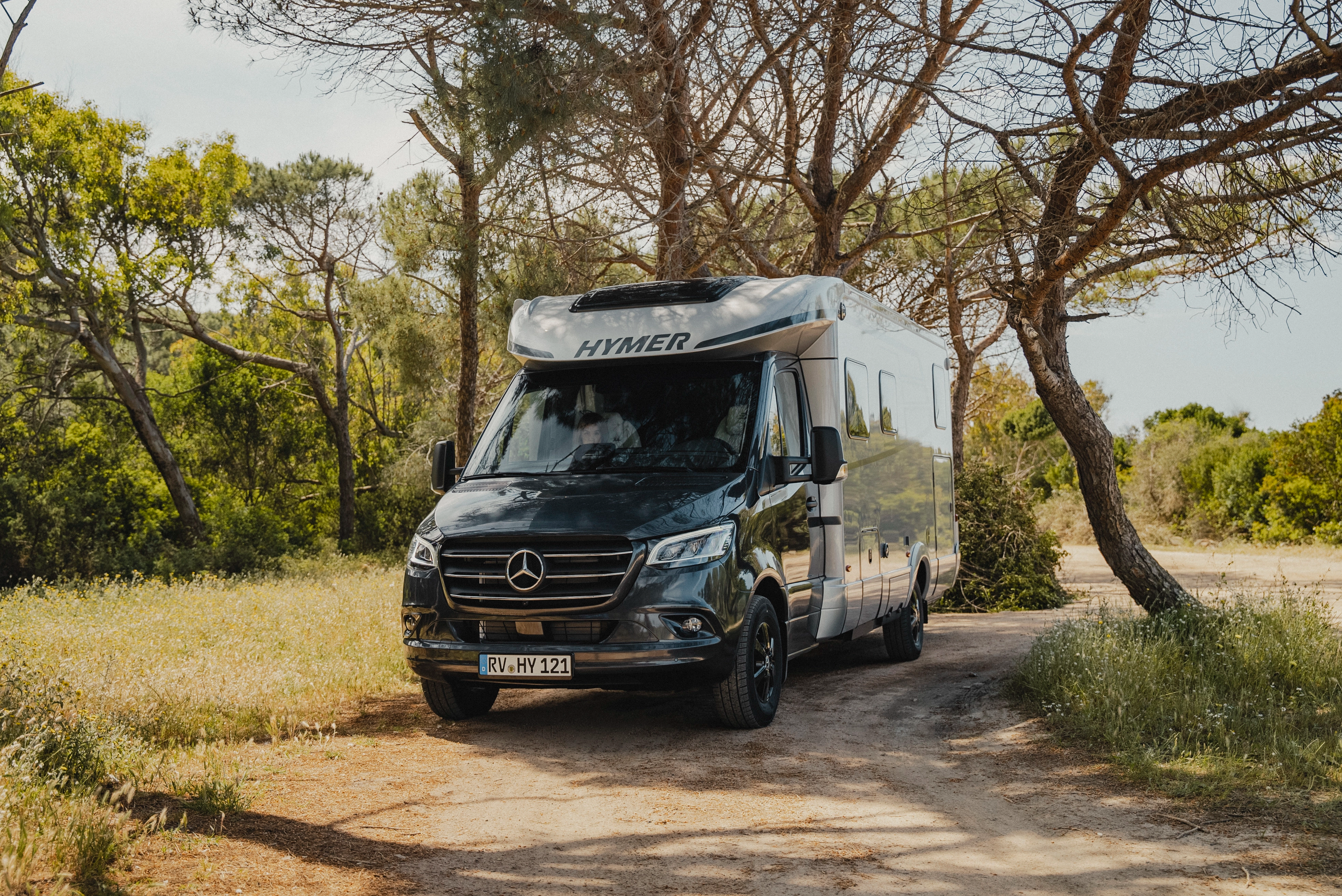The HYMER B-MC T seamlessly combines the elegant Mercedes-Benz cab with the dynamic structure to create optimal harmony in design and technology.