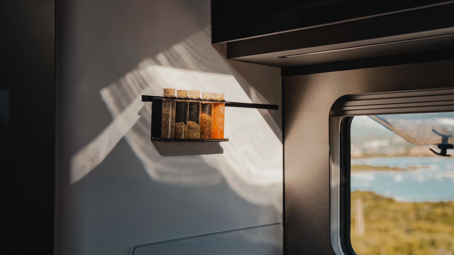 Practical and stylish: The integrated spice rack brings order and comfort to your mobile kitchen. And if you prefer to store the kitchen roll instead of the spice rack here, it can be swapped in no time thanks to the multifunctional rail.