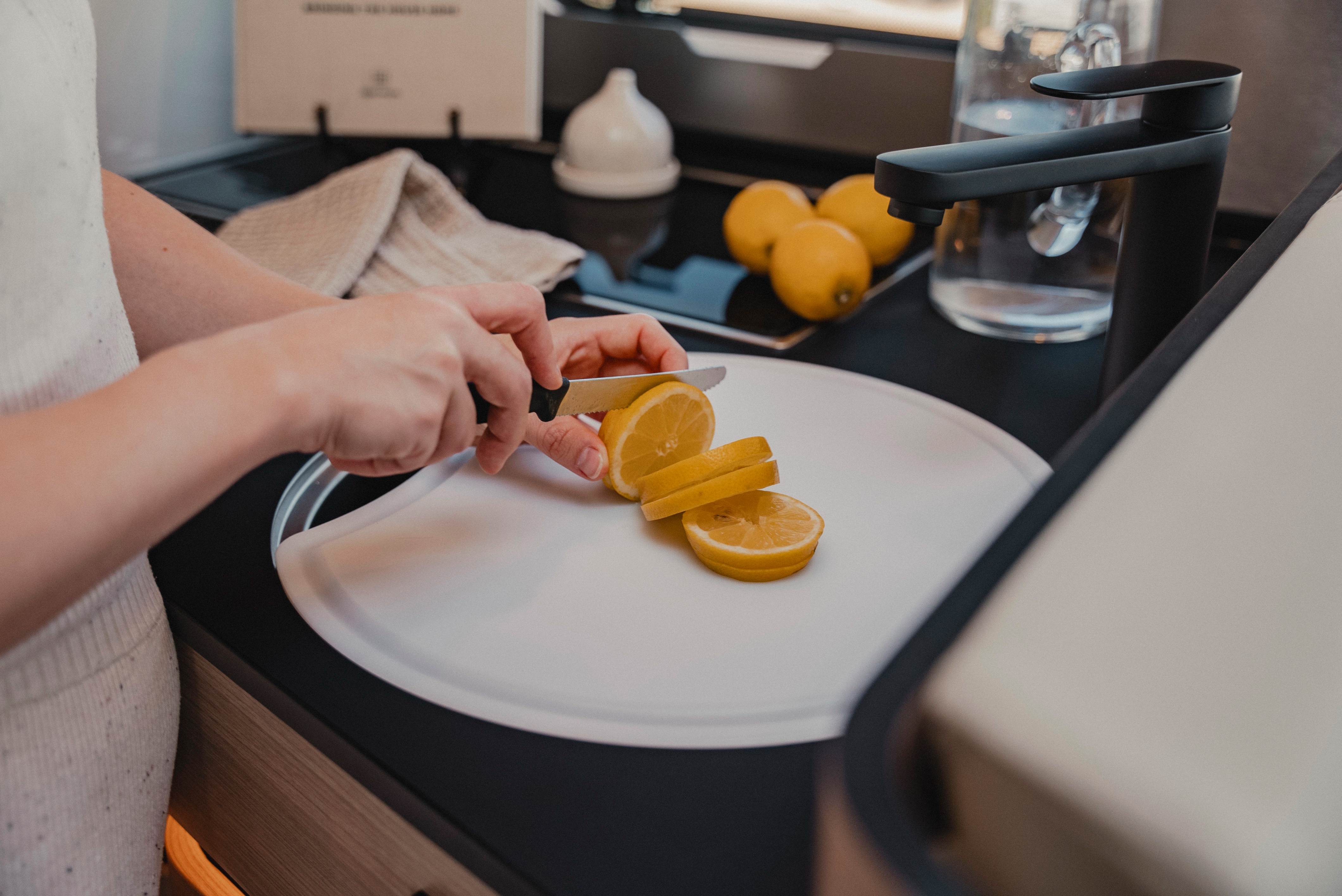 The sink cover provides more workspace in the kitchen with its optimal fit - and when turned over, it serves as a practical cutting board. Experience stylish design and functionality that make the quick and efficient preparation of fresh ingredients a pleasure.