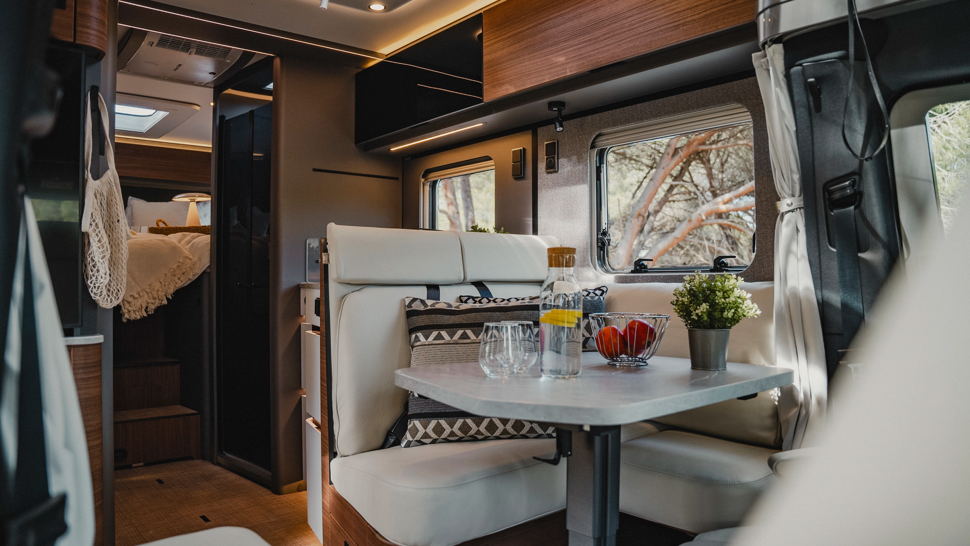 The noble Rochefort walnut furniture decor combined with the exclusive Isola leather upholstery combines luxurious elegance with a warm atmosphere. Enjoy stylish comfort and inviting conviviality in a room that impresses with modern design and high-quality details.