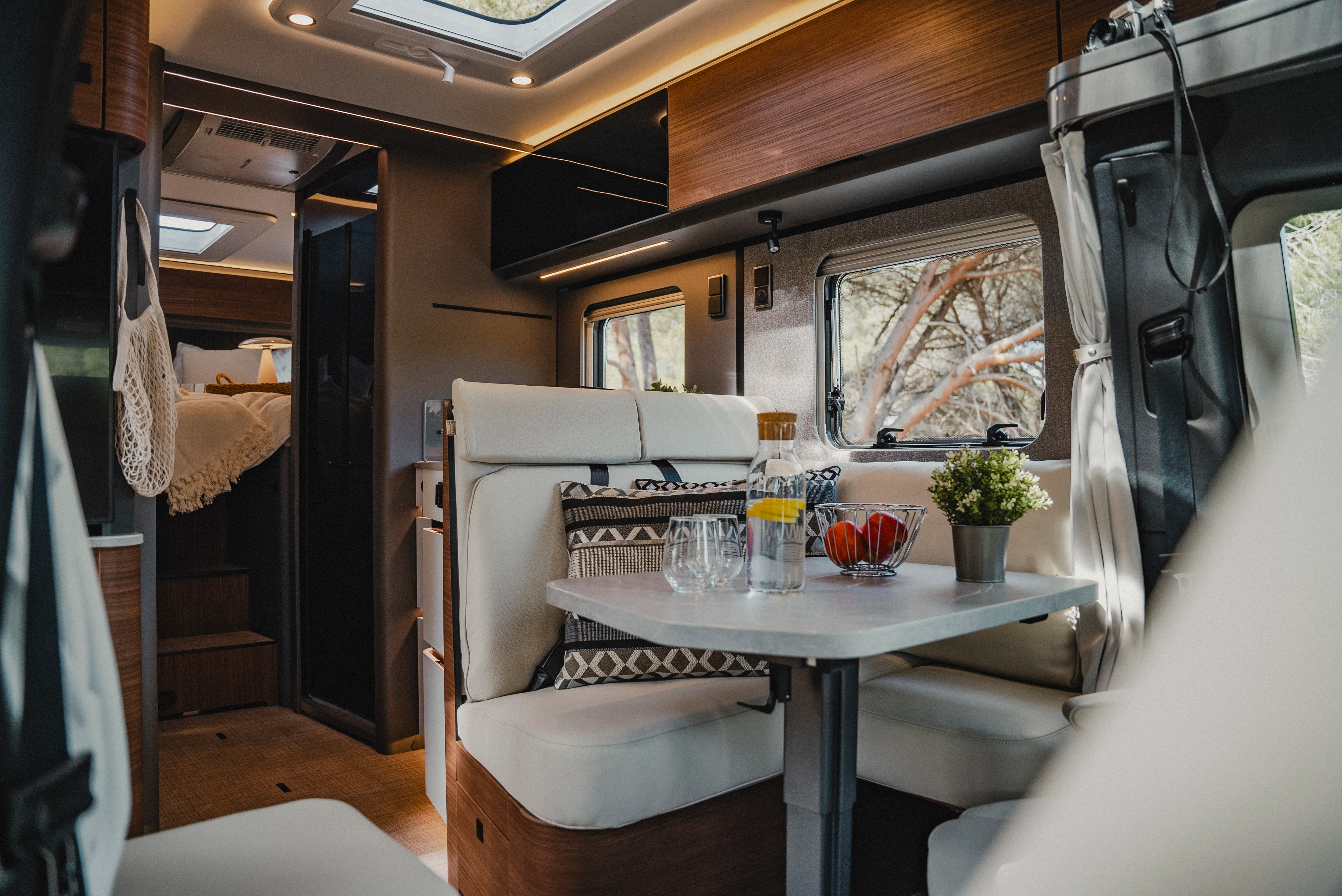 The noble Rochefort walnut furniture decor combined with the exclusive Isola leather upholstery combines luxurious elegance with a warm atmosphere. Enjoy stylish comfort and inviting conviviality in a room that impresses with modern design and high-quality details.