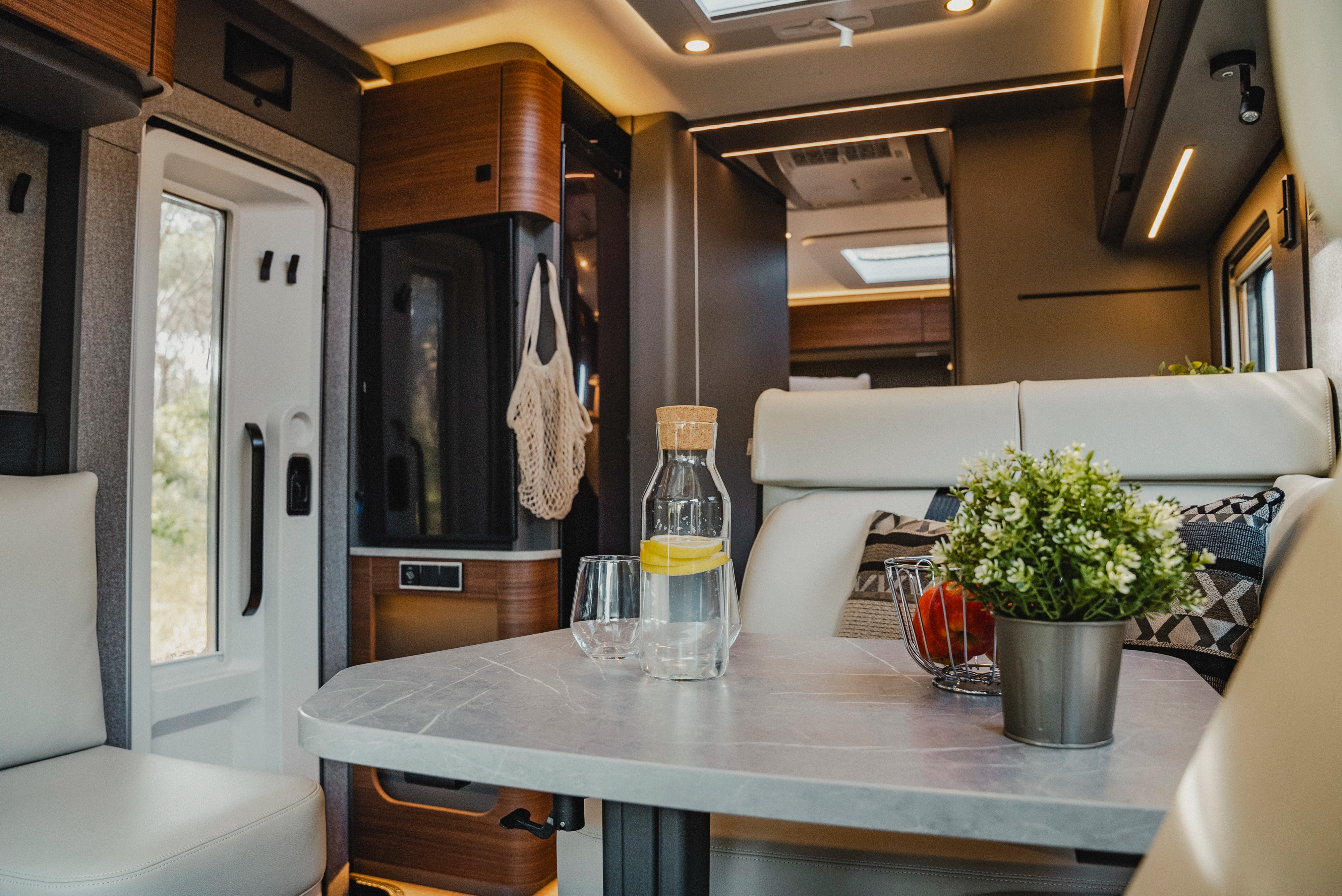 The entrance area, designed in noble Rochefort walnut furniture decor, welcomes you with warmth and sophistication. This stylish combination of wood panelling and atmospheric lighting creates a luxurious ambience that enriches every travel occasion with comfort and style.
