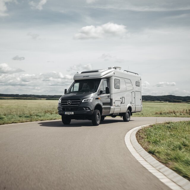 Le HYMER ML-T est vu de face, en train de virer dans un virage.