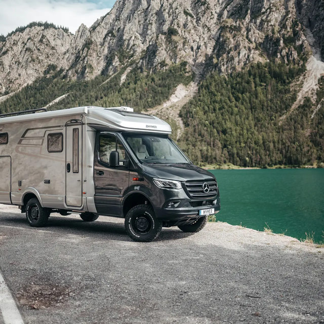 Le HYMER ML-T est légèrement tourné vers un lac de montagne.
