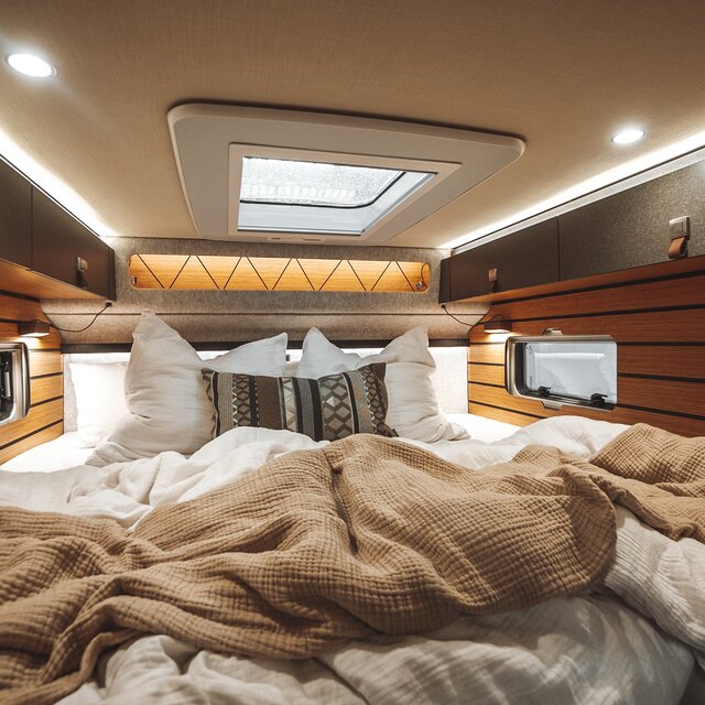 Le secteur de couchage du HYMER ML-T dans le monde du style Native Bamboo invite à la détente.