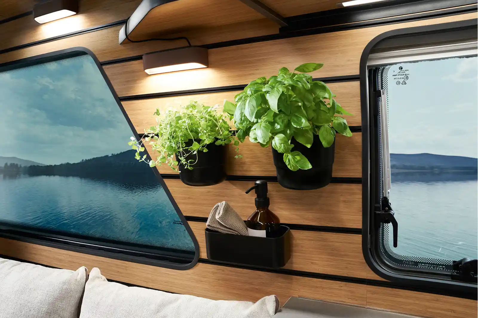 På HYMER Venture S's multifunktionsvæg er der monteret to krydderurtepotter.